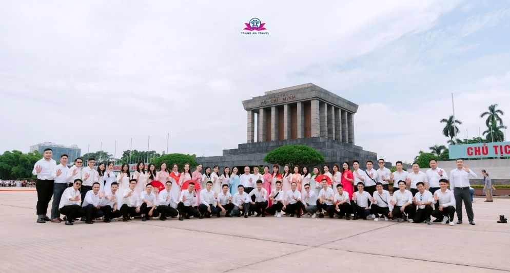 Công ty TNHH Du lịch quốc tế Tràng An dâng hoa viếng lăng Chủ tịch Hồ Chí Minh