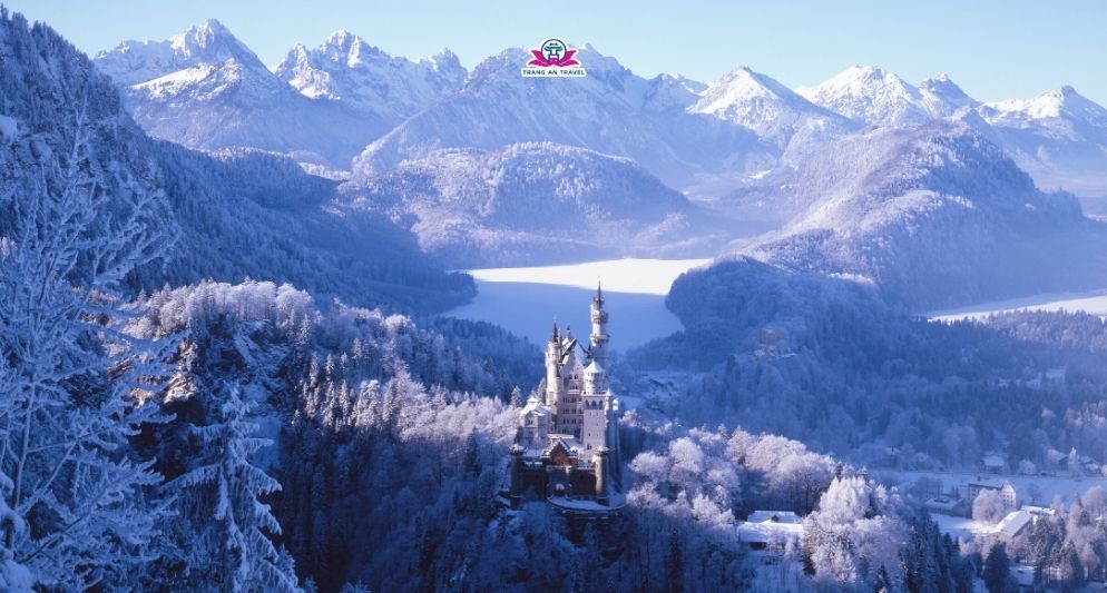 Nghỉ dưỡng tại lâu đài cổ mùa đông châu Âu, trải nghiệm quý tộc đáng thử một lần