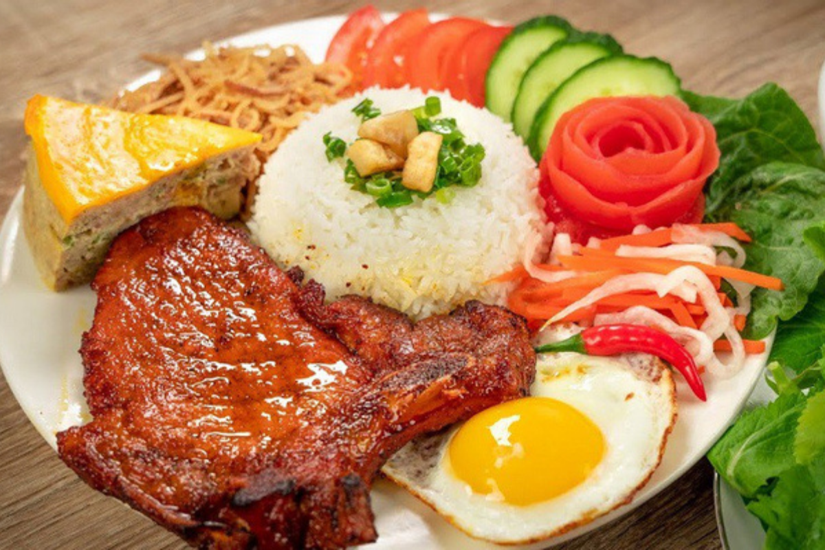 Món cơm tấm sườn ở Mỹ