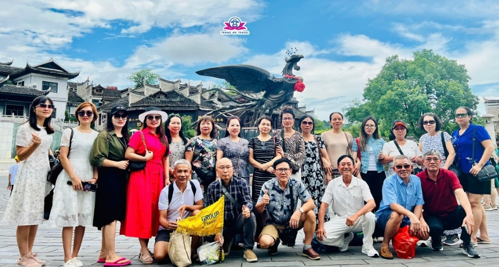 Đoàn du lịch PHƯỢNG HOÀNG CỔ TRẤN - TRƯƠNG GIA GIỚI hè 2025