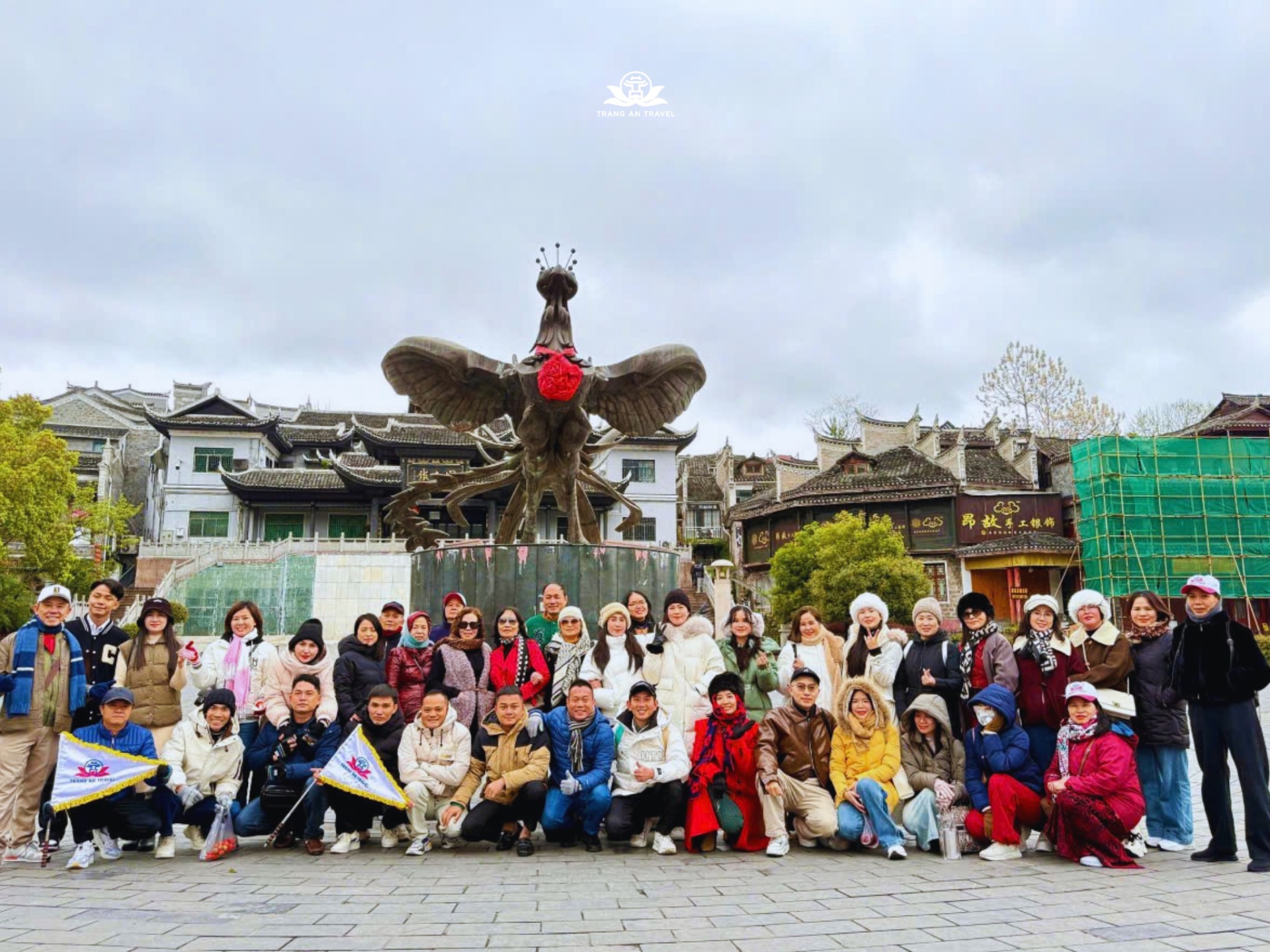 ĐOÀN DU KHÁCH PHƯỢNG HOÀNG CỔ TRẤN - TRƯƠNG GIA GIỚI