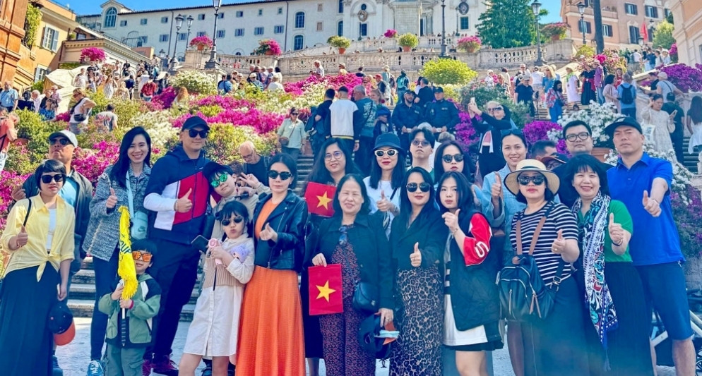 Dịp lễ 30/4, gần 50 đoàn nước ngoài, hàng nghìn du khách đã khởi hành tại Tràng An Travel