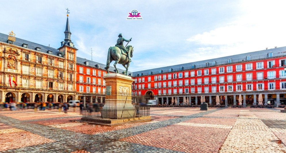 Hành trình qua những quảng trường đẹp và sống động nhất châu Âu