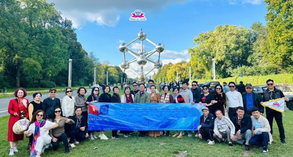 Có nên đi tour châu Âu trọn gói hay đặt vé và khách sạn riêng?