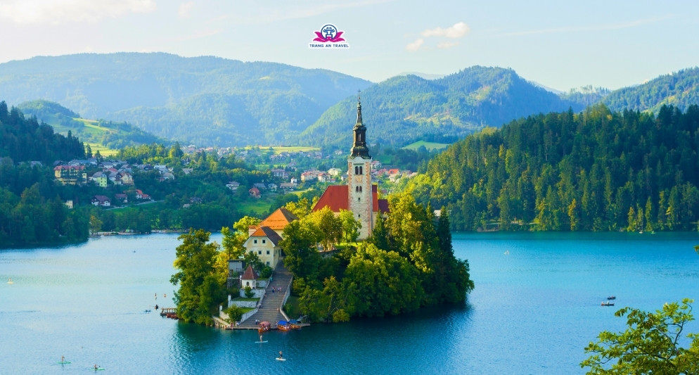 Top hồ nước tự nhiên đẹp nhất châu Âu – Những điểm đến mát lành cho mùa hè 2025