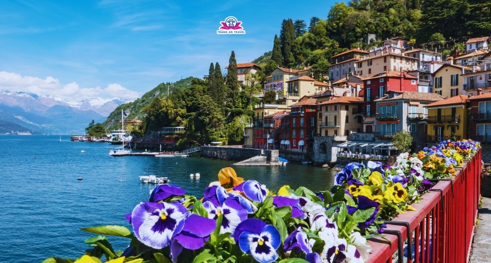 Tour châu Âu hè 2025 khám phá những thị trấn cổ ven hồ