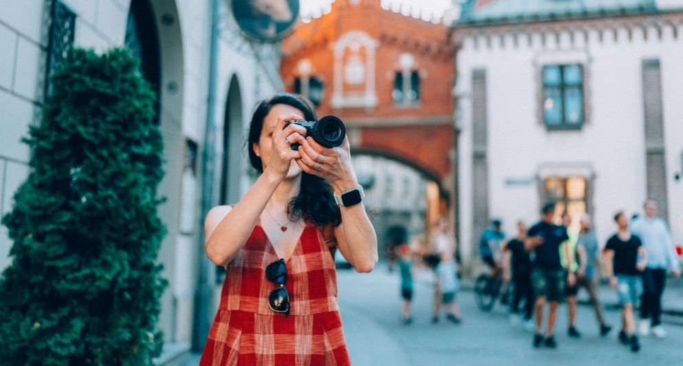 Mặc gì khi đi du lịch châu Âu tháng 8? Gợi ý trang phục đẹp, phù hợp và giúp chụp ảnh “ăn hình”