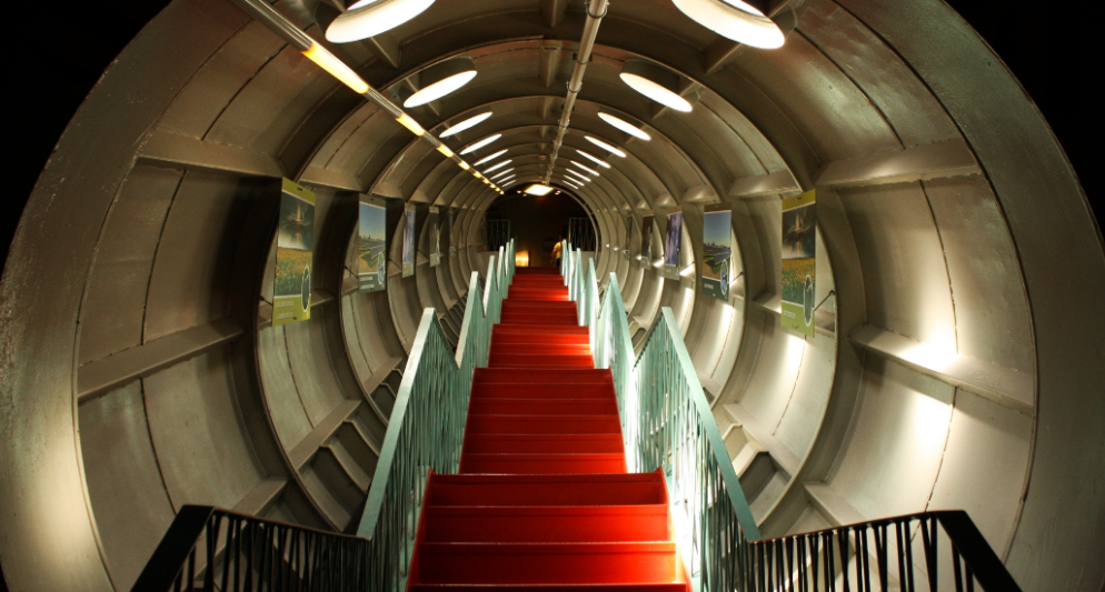 Bên trong mô hình Atomium