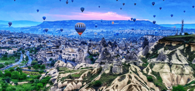 Bay khinh khí cầu trên những kỳ quan ở Cappadocia